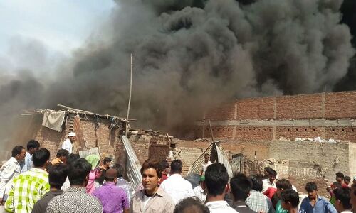 ग्रेटर नोएडा के दादरी में कबाड़ के 3 गोदामों में लगी भीषण आग