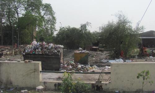 इंडस्ट्री की सरकारी जमीन पर ईओ ने रखवाए गंदगी वाले कूड़ेदान मचा हाहाकार इंडस्ट्री की सरकारी जमीन पर ईओ ने रखवाए गंदगी वाले कूड़ेदान मचा हाहाकार