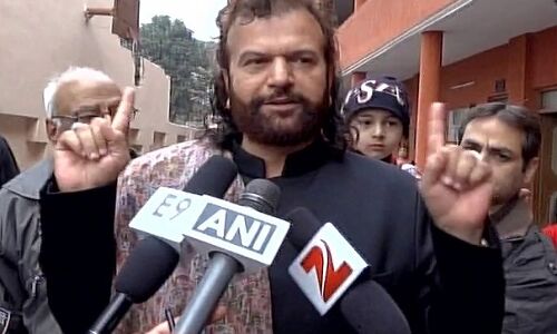 BJP के हंसराज हंस ने जालंधर के एक पोलिंग बूथ में डाला वोट BJP के हंसराज हंस ने जालंधर के एक पोलिंग बूथ में डाला वोट