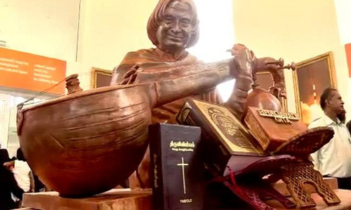 कलाम की मूर्ति के हाथ में वीणा और गीता रखने पर बवाल, अब रखवाई गई कुरान-बाइबल कलाम की मूर्ति के हाथ में वीणा और गीता रखने पर बवाल, अब रखवाई गई कुरान-बाइबल