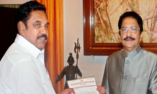 पलानीस्वामी गवर्नर से मिलने पहुँचे, सरकार बनाने का दावा करेंगे पेश पलानीस्वामी गवर्नर से मिलने पहुँचे, सरकार बनाने का दावा करेंगे पेश