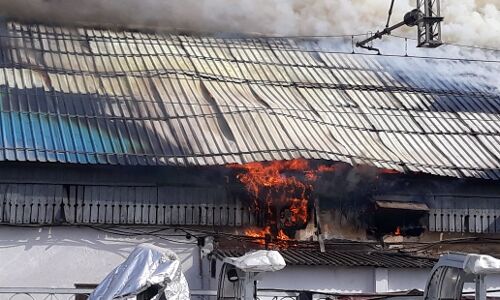 रेलवे जंक्शन इटारसी के रैलवे प्लेटफार्म नं 1 पर लगी भीषण आग रेलवे जंक्शन इटारसी के रैलवे प्लेटफार्म नं 1 पर लगी भीषण आग