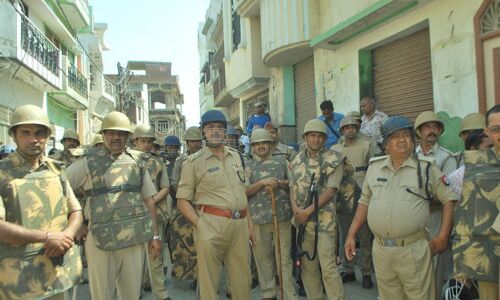 यूपी के संभल में एसडीएम और सीओ को बनाया बंदी, मौके पर पहुंची पुलिस