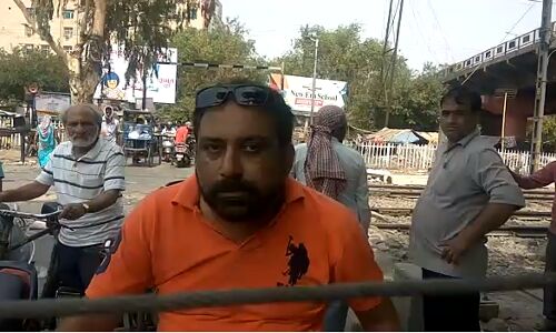 यूपी के गाजियाबाद में रेल प्रसाशन को बड़े हादसे का इंतजार,  देखिये कैसे होता है जीवन से खिलवाड़