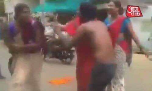 बाप रे बाप! असली किन्नरों के बीच नकली किन्नर फंस जाता है तो ये होता है हाल वीडियो देखें