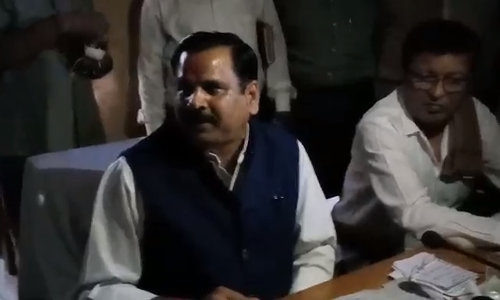 यूपी के मंत्री की अँधेरे में प्रेस कांफ्रेंस, जबकि सीएम 25 घंटे बिजली देने की बात कहते है