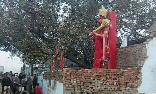 तिलहर में हनुमान मंदिर को हटाने में लगी मशीनें हो रही खराब