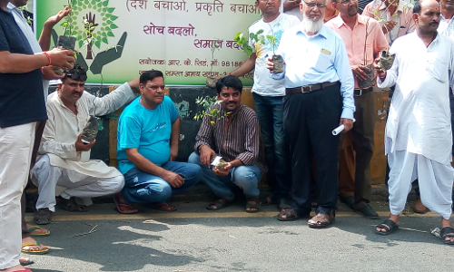 ​गाजियाबाद में आज़ादी का अनूठा जश्‍न, पेड़ बने तिरंगा तो पत्रकार बने बाग़बान