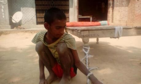 अपने जिगर के टुकड़े को क्यों बांध रखा है खूंटे से, रोने लगे माँ बाप!