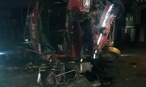 यमुना एक्सप्रेसवे पर हादसा : हाईवे से नीचे गिरी रोडवेज बस, 2 की मौत, 23 घायल