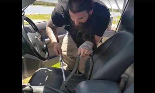 VIDEO: ड्राइविंग के दौरान अचानक से हाथों पर आ गया विषैला सांप, फिर देखिए क्या हुआ...