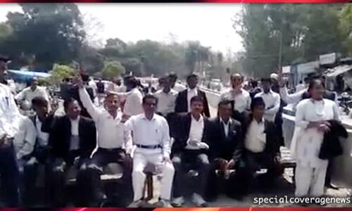 पीलभीत : कुलभूषण को सजा सुनाए जाने के विरोध में अधिवक्ताओं ने की हड़ताल पीलभीत : कुलभूषण को सजा सुनाए जाने के विरोध में अधिवक्ताओं ने की हड़ताल