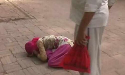 महोबा में युवती से की अश्लीलता, विरोध करने पर की पिटाई देखें वीडियो