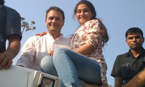 राहुल की सेल्फी लेने पर अड़ी ये युवती, और फिर ....