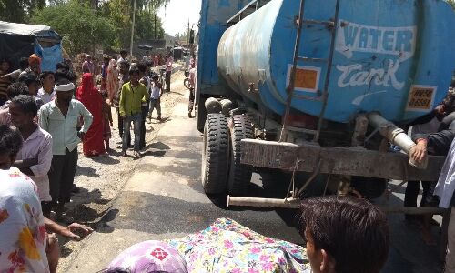 टैंकर चालक की अनदेखी बनी महिला की मौत,वाहन के इंतजार में खड़ी वृद्ध महिला को टैंकर ने कुचला