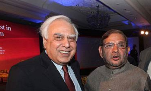 शरद यादव की मुश्किलें बढ़ी, अब कपिल सिब्बल लड़ेंगे क़ानूनी लड़ाई