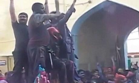 क्या आप जानते है यूपी के इस जिले में खेली जाती है जूतामार होली?