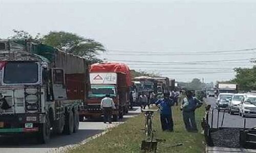 उन्नाव हरदोई मार्ग पर लगा 7 किमी का लम्बा जाम,पोलिंग पार्टियों को हो रही देरी