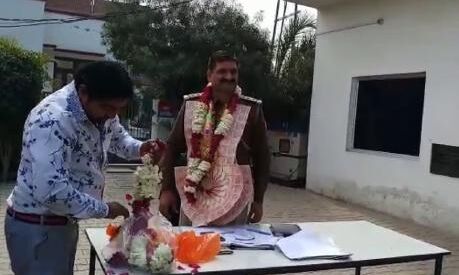 गाजियाबाद में थानेदार को पहनाई नोटों की माला, बना दी खबर जानिए क्यों हुआ दर्द!