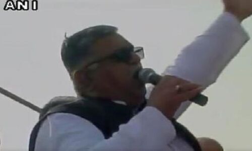 नेताजी ने जूते मारकर ,मांगी वोट की भीख नेताजी ने जूते मारकर ,मांगी वोट की भीख