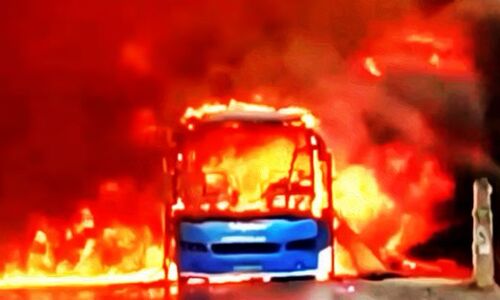 हापुड़ः चलती बस में लगी भीषण आग, खिडकियों से कूदकर यात्रियों ने बचाई जान