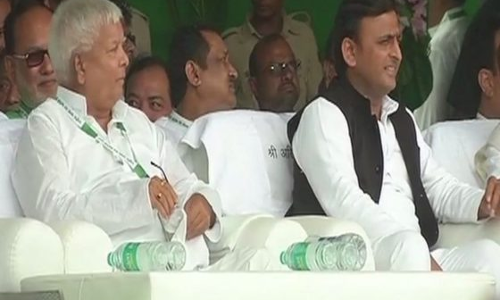 अखिलेश को बगल में बिठाकर दिया लालू ने बड़ा सम्मान