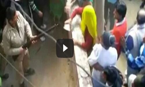 जब महिलाओं ने बैंक में पुलिसवाले को चप्पल से पीटा तो उसने चला दी गोली