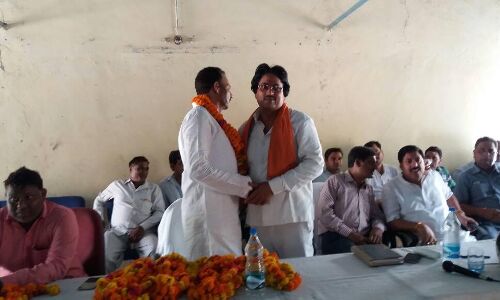 एटा में जब ब्लाक प्रमुख पति को मीटिंग में घुसने से रोका! एटा में जब ब्लाक प्रमुख पति को मीटिंग में घुसने से रोका!