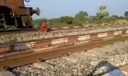 रेल लाइन पर बैठी महिला ने दे दी जान, लोग बनाते रहे वीडियो, दर्दनाक वीडियो देखें, कमजोर दिल वाले न देखें
