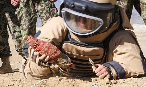 कश्मीर: सुरक्षाबलों के काफिले को उड़ाने की साजिश नाकाम, दो आईईडी किये निष्क्रिय