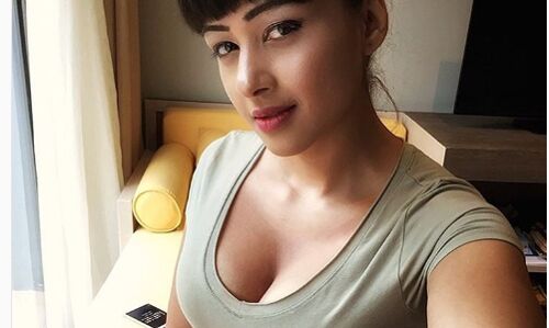 पूर्व मंत्री की बेटी अपनी तस्वीरें डालकर इंटरनेट पर सनसनी फैला दी!