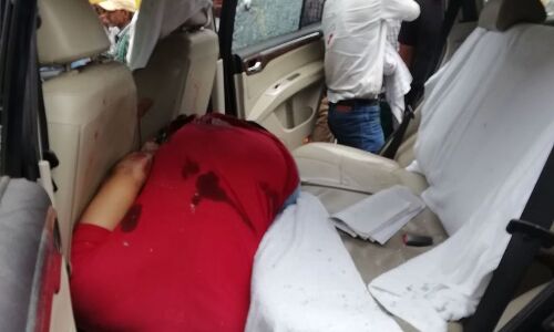 झांसी के कचहरी चौराहे पर दिन दहाड़े फिल्मी स्टाइल में समाज सेवी  संजय वर्मा की गाड़ी पर ताबड़तोड़ फायरिंग