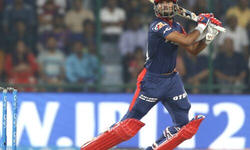 IPL 11 : 5 ओवर के बाद दिल्ली का स्कोर 46/2 , मनरो भी आउट