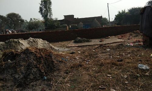 पीलीभीत में प्रसाशन की मिली भगत से खलिहान की भूमि पर हो रहा है कब्ज़ा