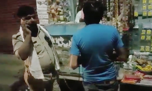 एटा एसएसपी ने लापरवाही बरतने पर 2 सिपाहियों को किया निलंबित एटा एसएसपी ने लापरवाही बरतने पर 2 सिपाहियों को किया निलंबित