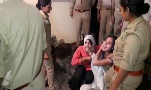 मेरठ जिले में थाने पर दो बहनों का हाई वोल्टेज ड्रामा, इंस्पेक्टर की फाड़ी वर्दी