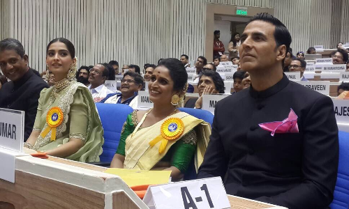 नेशनल फिल्‍म अवॉर्ड समारोह : राष्‍ट्रपति के हाथों अक्षय कुमार और सोनम कपूर को मिला पुरस्‍कार
