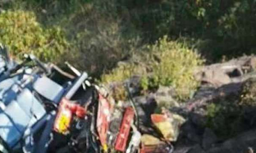 जम्मू-कश्मीर : 40 बच्चों को लेकर पकिनिक पर जा रही है बस खाई में गिरी