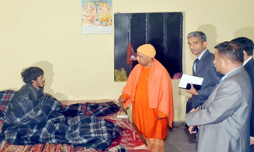 हांड- कंपाती ठण्ड में राजपथ से जनपथ तक दौड़े-योगी