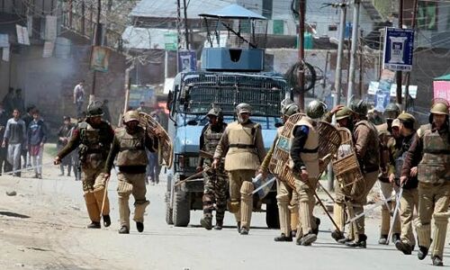 जम्मू-कश्मीर में CRPF जवान पर हमला करने के मामले में पुलिस ने दर्ज किया FIR