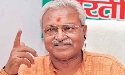 मेरठ : लक्ष्मीकांत वाजपेयी ने परिवार के साथ किया मतदान