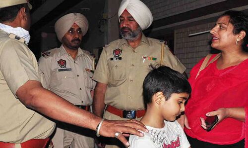 तीन दिन तक माँ की लाश के साथ रहा ये मासूम, लाश के हालात देख लोग हैरान रह गये, देखें तस्वीर