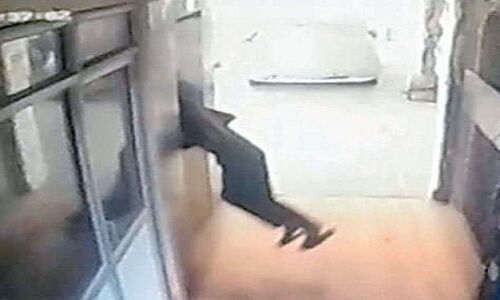 टूटे गेट से झांक रहा था बच्चा, अचानक सिर पर गिरा लिफ्ट, जानिए उसके बाद