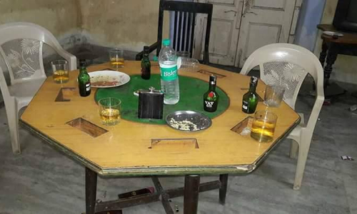 ऐतिहासिक धरोहर घंटाघर में शराब पीना कोई अपराध नहीं: शहर कोतवाल ऐतिहासिक धरोहर घंटाघर में शराब पीना कोई अपराध नहीं: शहर कोतवाल