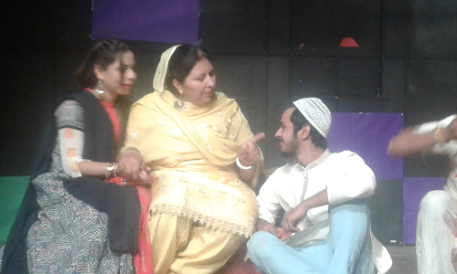 औरत के लिए खूबसूरती के मायने को दर्शाता नाटक सूरमा औरत के लिए खूबसूरती के मायने को दर्शाता नाटक सूरमा