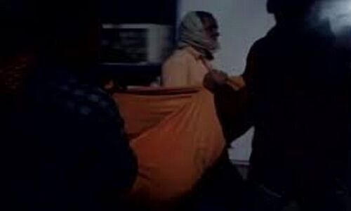 मानवता फिर शर्मसार, लाश को कंधे पर लादकर ले जाने को होना पड़ा मजबूर