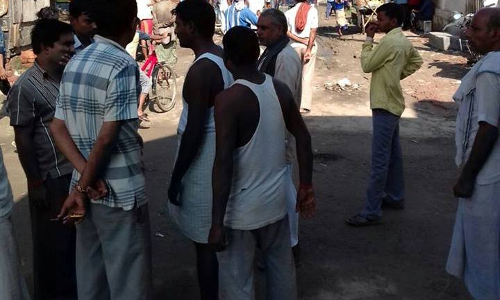 हरदोई के हरियावां बाजार में मारपीट के दौरान चली गोली, दो लोग गंभीर रूप से घायल पुलिस मौके पर