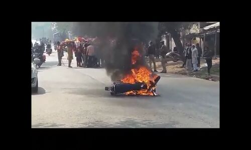 गुस्साए कावडियों का हंगामा, बाइक में लगाई आग