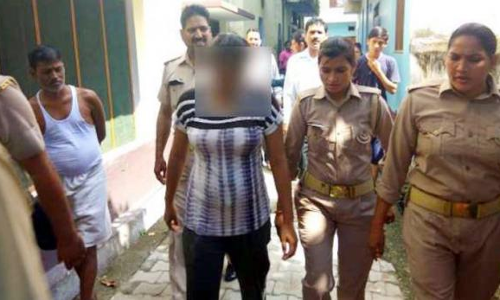 महिला कांस्टेबल प्रेमी संग मना रही थी रंगरेलियां, प्रेमी की बीबी ने बुला ली पुलिस