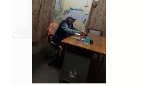 रिश्वत लेता अधिकारी , वीडियो वायरल